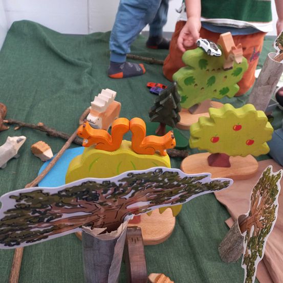 Bild enthält, Wood, Plywood, Applique, Shoe, Person, Baby, Boy, Child, Male, Brush