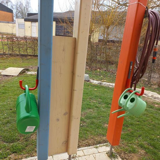 Bild enthält, Play Area, Outdoors, Grass, Plant, Outdoor Play Area