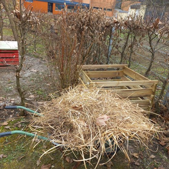 Bild enthält, Wood, Countryside, Nature, Outdoors, Straw, Box, Crate, Plywood