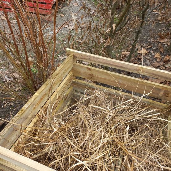 Bild enthält, Wood, Plywood, Box, Crate, Countryside, Nature, Outdoors, Straw