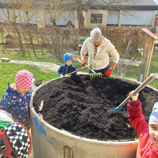 Bild enthält, Soil, Garden, Nature, Outdoors, Glove, Gardening, Potted Plant, Gardener, Person, Helmet