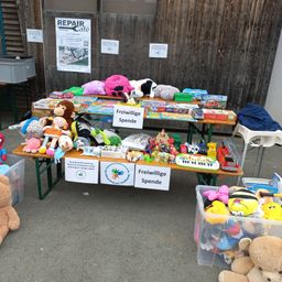 Bild enthält, Toy, Handbag, Plush, Box, Desk, Shelf, Person, Teddy Bear, Bicycle