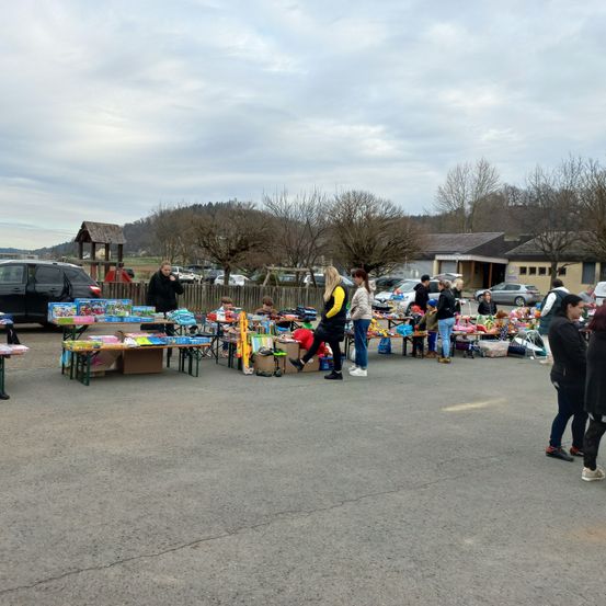 Bild enthält, Shoe, Person, Car, Neighborhood, Bazaar, Market, Pants, City, Handbag, Hat