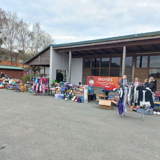 Bild enthält, Box, Bazaar, Market, Shop, Shoe, Person, Bicycle, Handbag, Plywood, Grocery Store