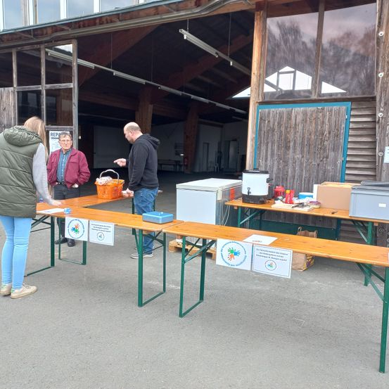 Bild enthält, Plywood, Wood, Shoe, Table, Person, Adult, Female, Woman, Box, Pants