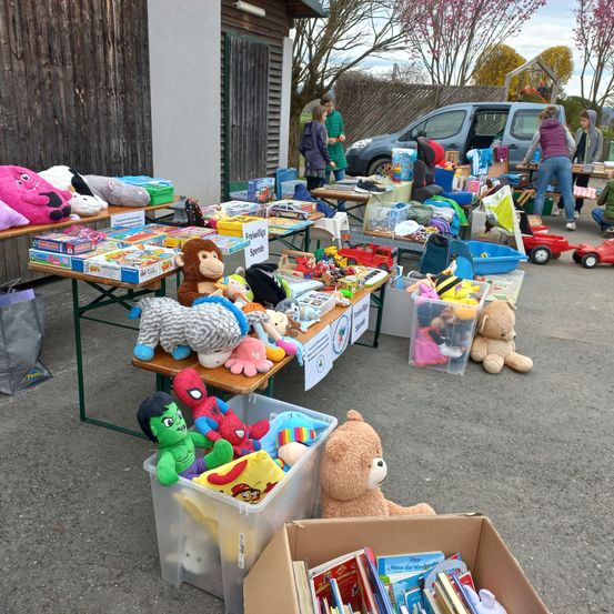 Bild enthält, Toy, Handbag, Shoe, Person, Play Area, Car, Box, Desk, Hat, Market