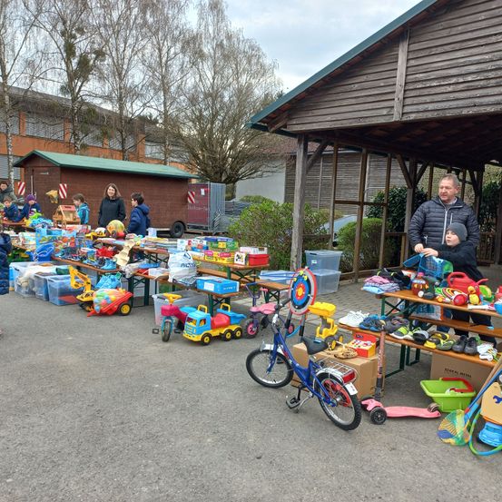 Bild enthält, Shoe, Hat, Person, Handbag, Glasses, Adult, Male, Man, Boy, Child
