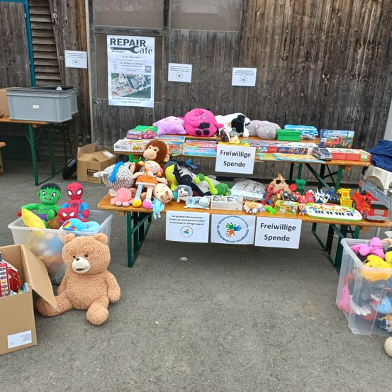 Bild enthält, Toy, Desk, Box, Person, Shoe, Plush, Teddy Bear, Indoors, Market