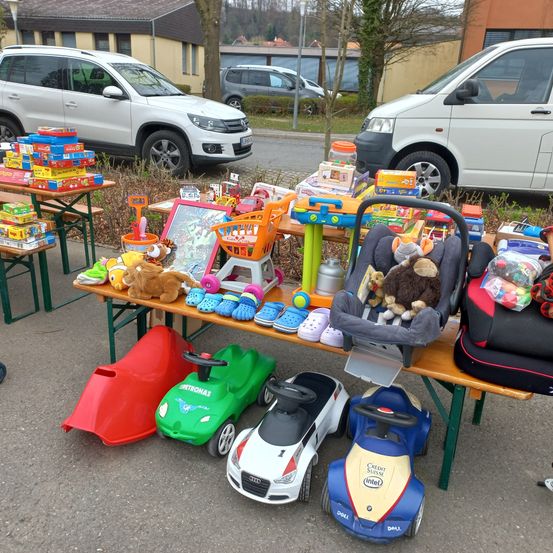 Bild enthält, Car, Vehicle, Play Area, Desk, Toy, Outdoors, Handbag, Shoe, Box