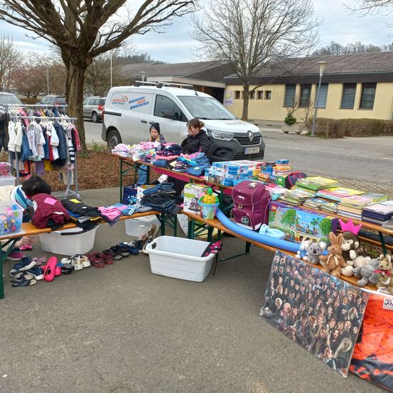 Bild enthält, Car, Box, Shoe, Neighborhood, City, Child, Female, Girl, Person, Handbag