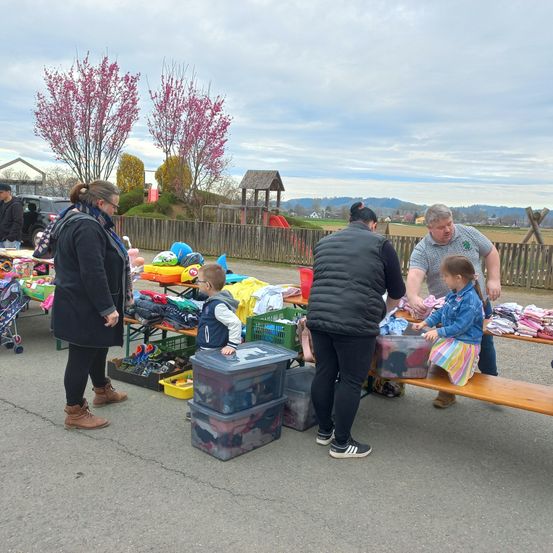 Bild enthält, Shoe, Adult, Male, Man, Person, Female, Woman, Car, Handbag, Box