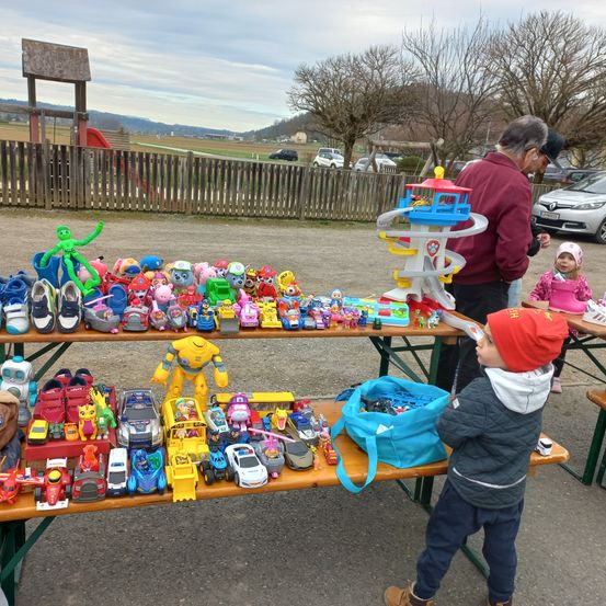 Bild enthält, Boy, Child, Male, Person, Handbag, Car, Adult, Man, Shoe, Portrait