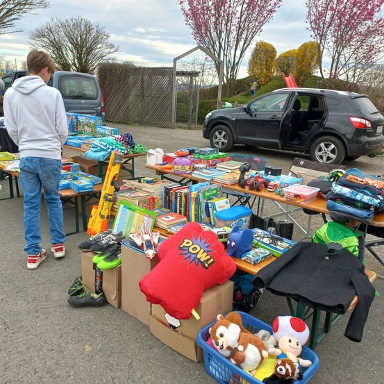 Bild enthält, Shoe, Adult, Male, Man, Person, Car, Pants, Chair, Box, Hat