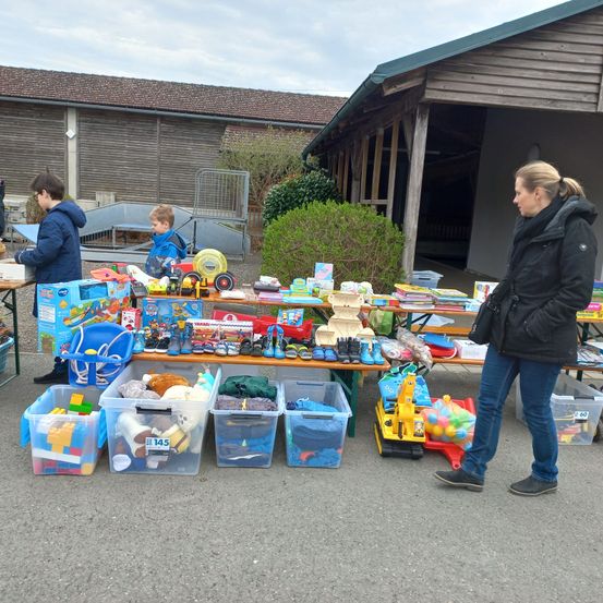 Bild enthält, Pants, Shoe, Adult, Female, Person, Woman, Handbag, Box, Jeans, Play Area