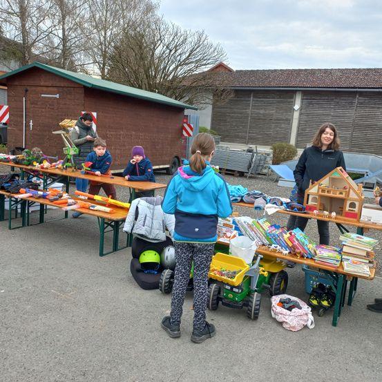 Bild enthält, Pants, Shoe, Boy, Child, Male, Person, Car, Handbag, Adult, Woman