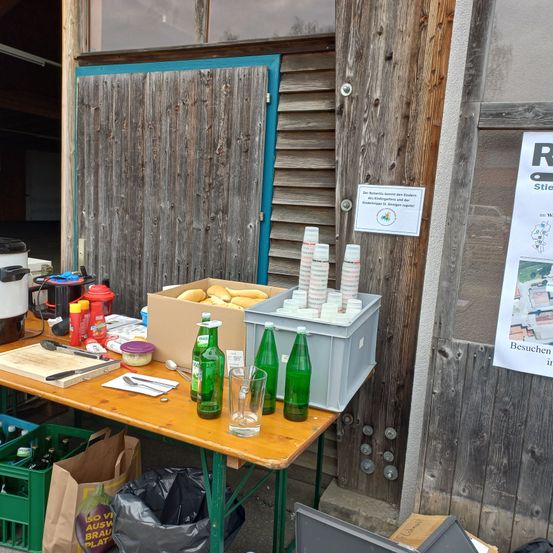 Bild enthält, Plywood, Wood, Cup, Handbag, Box, Shelf, Spoon, Table, Interior Design, Desk