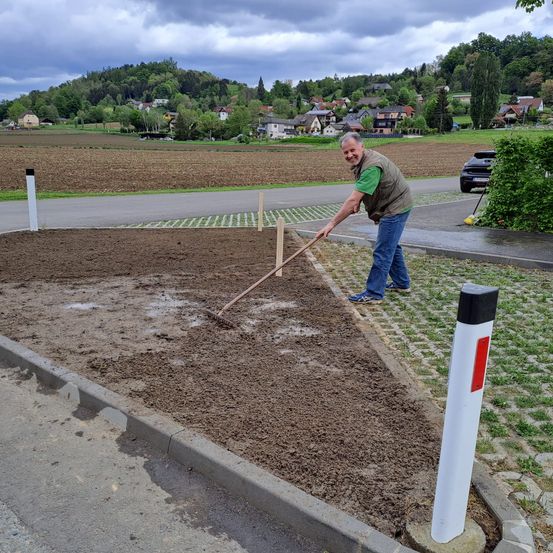 Bild enthält, Path, Garden, Nature, Outdoors, Shoe, Soil, Grass, Road, Sidewalk, Tree