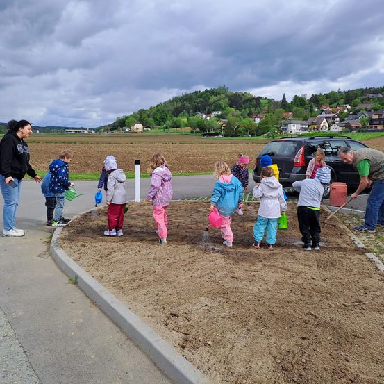 Bild enthält, Walking, Soil, Path, Grass, Park, Pants, Sidewalk, Coat, Photography, Shoe