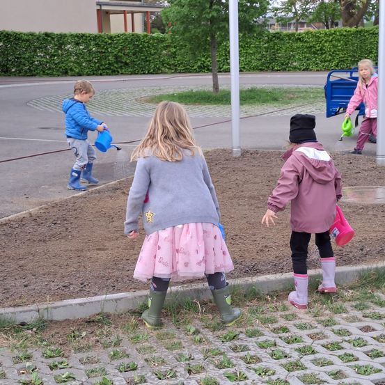 Bild enthält, Person, Walking, Path, Coat, Child, Female, Girl, City, Street, Hoodie