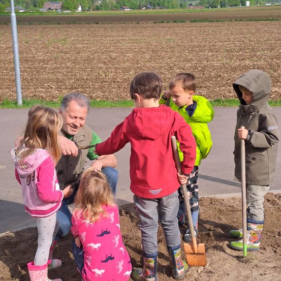 Bild enthält, Soil, Person, Photography, Portrait, Shovel, Outdoors, Child, Female, Girl, Nature