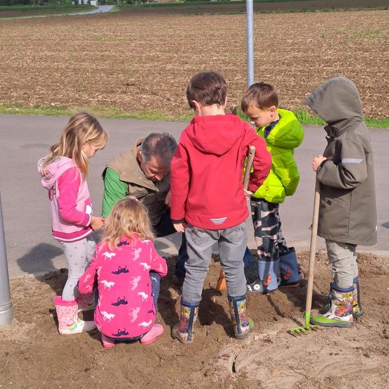 Bild enthält, Soil, Person, Photography, Portrait, Pants, Child, Female, Girl, Boy, Male
