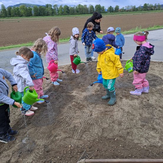 Bild enthält, Coat, Soil, Person, Walking, Child, Female, Girl, Boy, Male, Pants