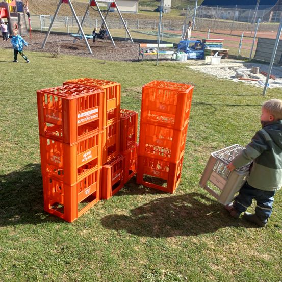 Bild enthält, Grass, Boy, Child, Male, Person, Play Area, Outdoor Play Area, Outdoors, Box, Mailbox