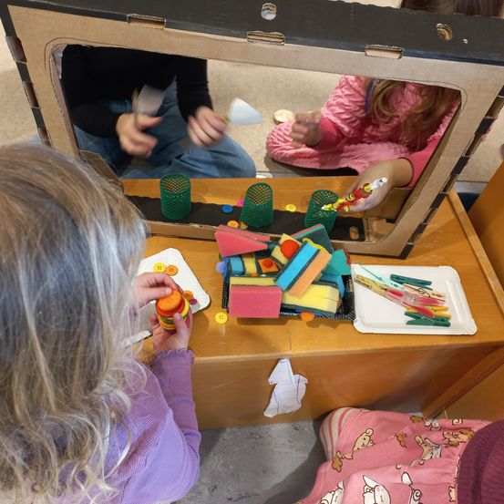 Bild enthält, Child, Female, Girl, Person, Plywood, Wood, Furniture, Head, Face