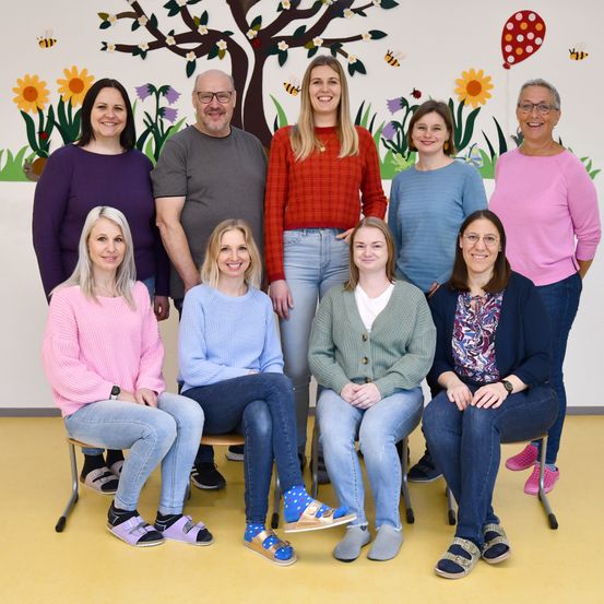 Bild enthält, Groupshot, Person, People, Adult, Female, Woman, Pants, Jeans, Shoe, Man