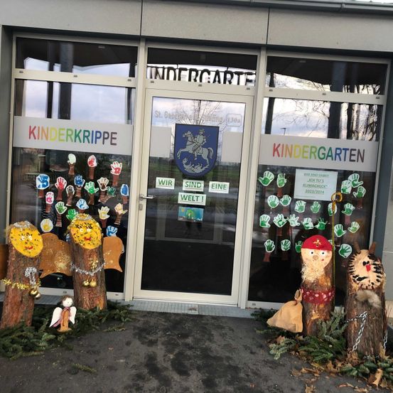 Bild enthält, Tree, Potted Plant, Shop, Urban, Vegetation, Person