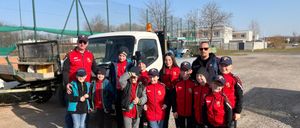 Bild enthält, People, Person, Adult, Male, Man, Jacket, Boy, Child, Jeans, Shoe