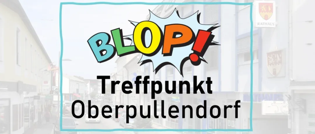 Ein farbenfrohes Schild mit der Aufschrift 'BLOP! Treffpunkt Oberpullendorf' auf einem verschwommenen Straßenhintergrund mit Gebäuden und Autos.