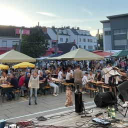 Genuss-und-Kultur-haben-den-Hauptplatz-in-Oberpullendorf-mit-vielen-Besuchern-gefllt