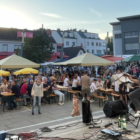 Genuss-und-Kultur-haben-den-Hauptplatz-in-Oberpullendorf-mit-vielen-Besuchern-gefllt