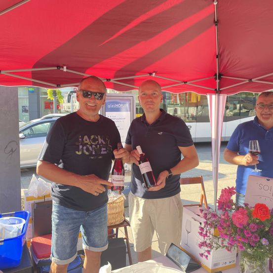 Erwin-Ohr-und-sein-Team-sind-Genussmarkt-Stammstandler-und-auch-beim-Genussfest-2023-am-Hauptplatz-in-Oberpullendorf-mit-dabei