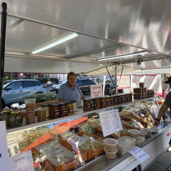 Herr-Fischer-vom-Nudelwerk-bietet-Kndel-frische-Pasta-und-Wurstwaren-an-auch-am-Genussfest