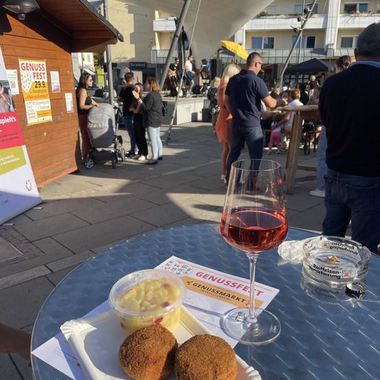 Neben-einem-Uhrhudler-gabs-hier-gebackene-Blunze-und-Kartoffelsalat-nicht-die-einzige-besondere-Kombi-fr-die-Gste