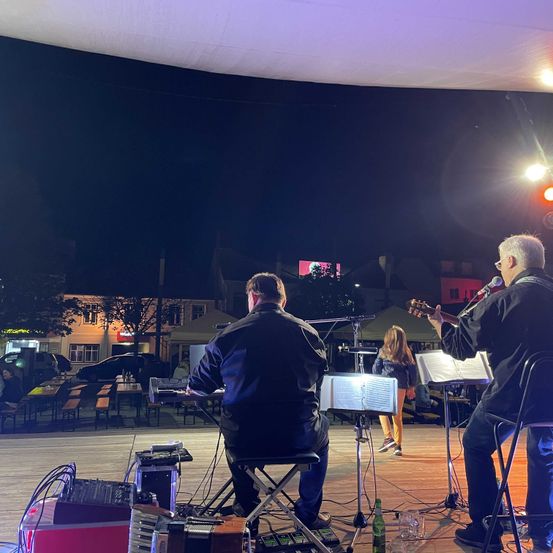 Das-Weinriegler-Duo-begeisterte-bis-spt-Abends-den-vollen-Hauptplatz