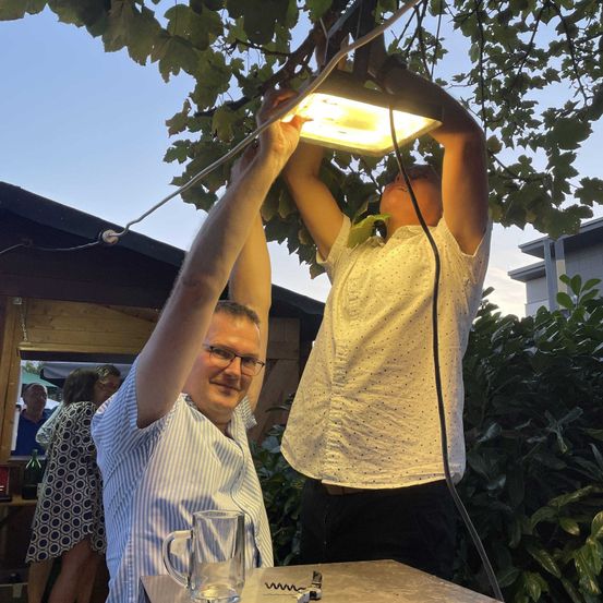 Wichtige-Mnner-im-Hintergrund-Richard-Wolfram-und-Anton-Schnabl-sorgten-auch-fr-die-Beleuchtung-beim-Glserspler