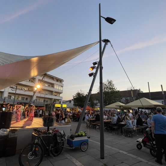 Tanzende-Kinder-tolle-Stimmung-und-viele-lachende-Gesichter-auch-bei-der-Dmmerung-am-Hauptplatz-in-Oberpullendorf