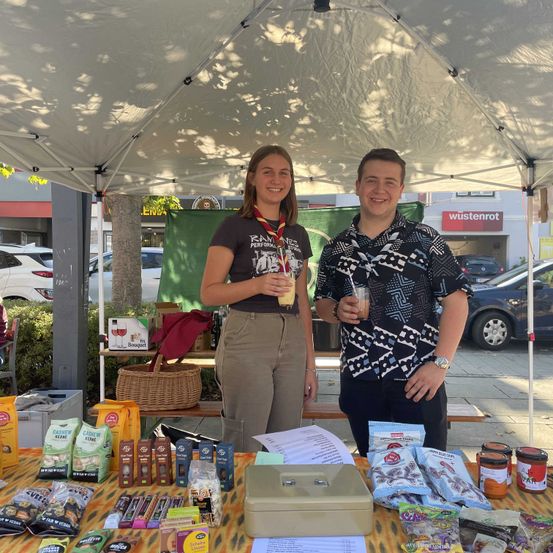 Clara-Buchinger-und-Manuel-Wukovits-boten-faire-Produkte-vom-Weltladen-am-Genussfest-an