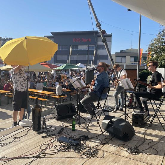 Die-Blue-Franks-aus-dem-Blaufrnkischland-genossen-die-Sonne-am-Hauptplatz