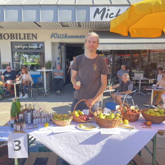 Jan-Ostermann-von-der-Wieseninitiative-lie-alter-Apfelsorten-verkosten-und-verkaufte-auch-Apfelprodukte