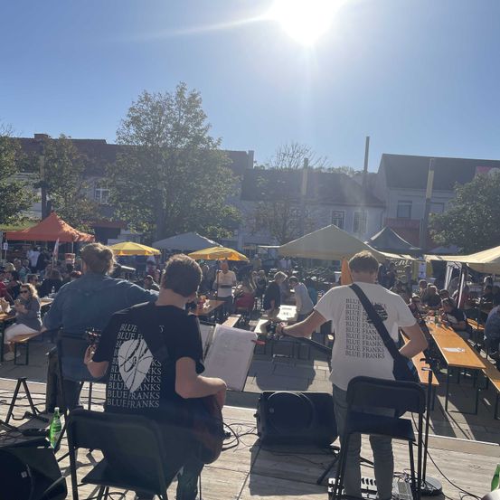 Sonne-auf-der-Bhne-und-dem-ganzen-Hauptplatz-beim-Genussfest-in-Oberpullendorf