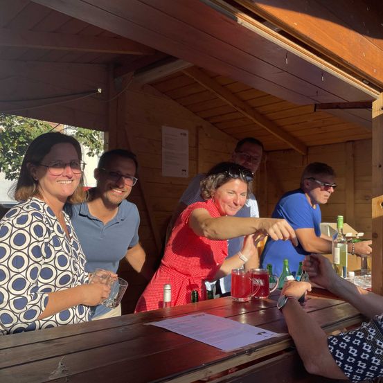 Ausschank-bester-Weine-Spritzer-und-Sturm-bei-Sonnenschein-vom-Verein-BLOP