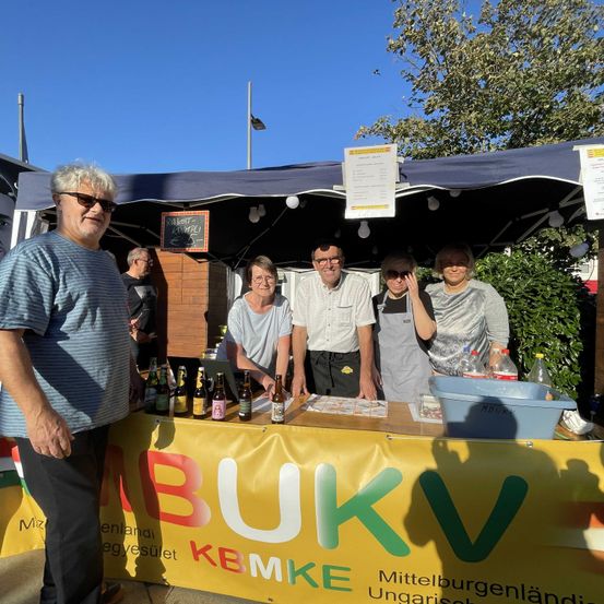 Alois-Pichler-am-Stand-des-MBUKV-mit-dem-Bier-Erfrischungs-Team