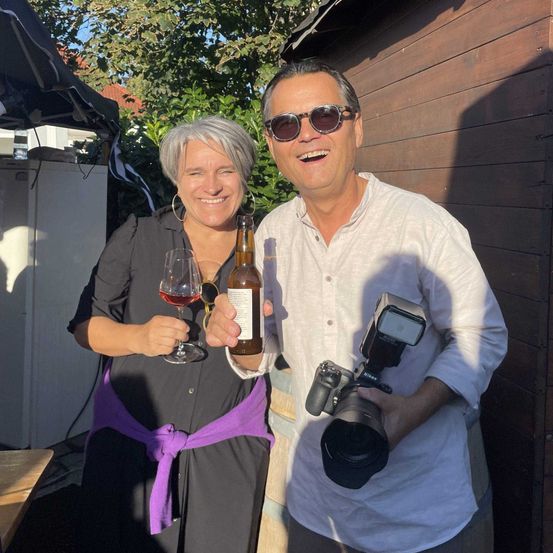 Beim-Erfrischen-erwischt-Obfrau-des-MBUKV-und-Fotograf-Viktor-Fertsak-beim-Bierstand