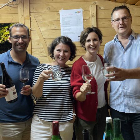 Ein-Teil-des-BLOP-Vorstands-schenkten-beste-Weine-aus-den-Regionen-Eisenberg-Rosalia-und-Neusiedlersee-aus