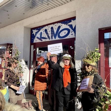 Untersttzung-fr-BLOP-Initiative-klimafittes-Oberpullendorf-22-Sonja-und-Barbara-mit-Familie-Treiber-vorm-Kino-beim-Faschingsumzug