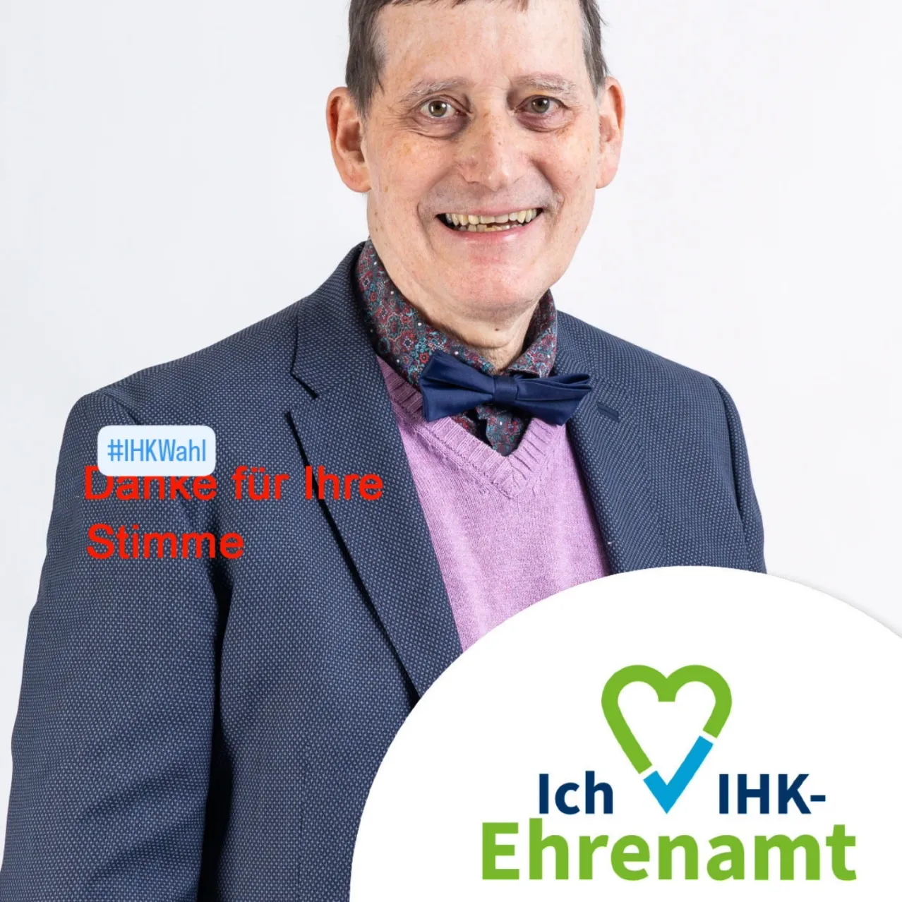 Ein lächelnder Mann in formeller Kleidung dankt für Ihre Stimme. Die Worte Danke für Ihre Stimme sind auf einem blauen Hintergrund geschrieben. Er trägt auch ein Hashtag #IHKWahl.